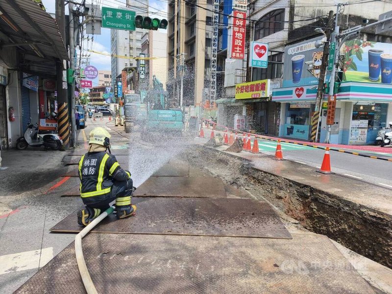 桃園市八德區和平路、大忠街交叉路口4日在進行污水下水道工程時不慎挖破天然氣輸送管線，造成氣體外洩，消防人員獲報到場灑水防護。（翻攝照片）中央社記者葉臻傳真　115年7月4日