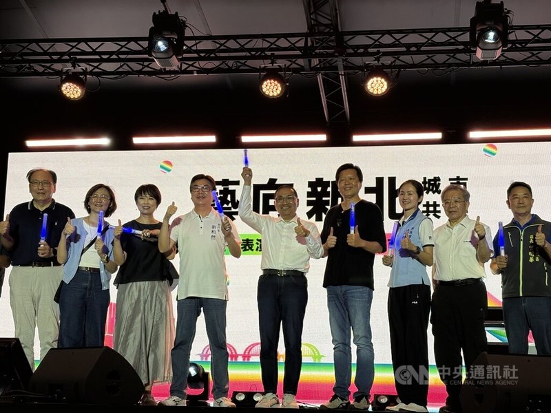 歡慶新北捷運三鶯線通車，新北市美術館戶外園區4日舉辦一系列慶祝活動，新北市長侯友宜（中）也率副市長劉和然（左4）、朱惕之（右4）等人到場同慶。中央社記者曹亞沿攝　115年7月4日