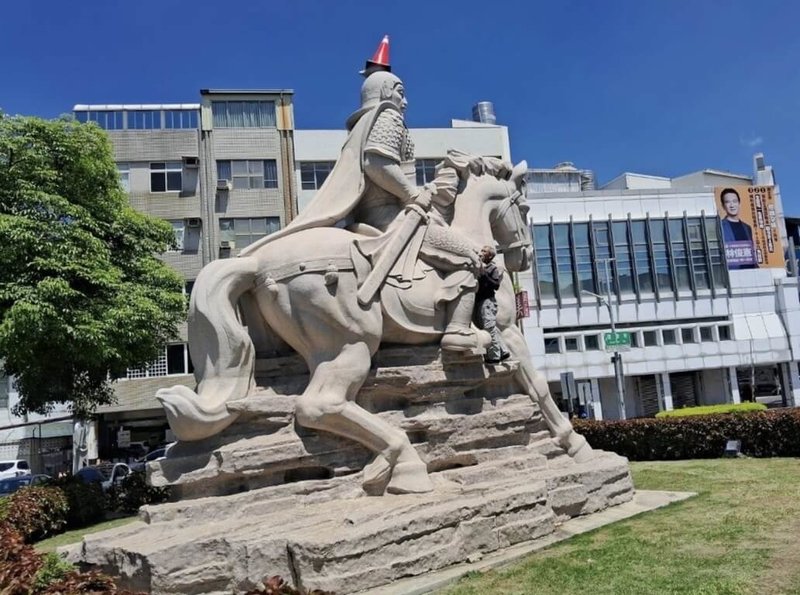 台南市中西區延平郡王祠庭園豎立的巨大鄭成功騎馬石像，4日上午被發現頭頂放了1個交通三角錐，警方已展開調查。（台南市政府提供）中央社記者張榮祥台南傳真 115年7月4日