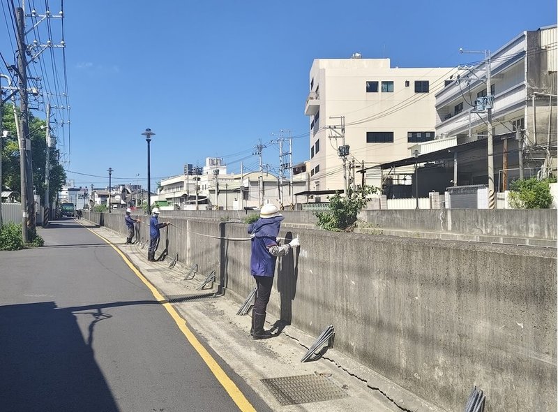 颱風米克拉外圍環流與西南風共伴，6月26日帶來極端強降雨，造成三爺溪溢堤淹水，如今又面臨颱風巴威，台南市政府4日緊急啟動三爺溪堤防應急加高工程。（台南市政府提供）中央社記者張榮祥台南傳真　115年7月4日