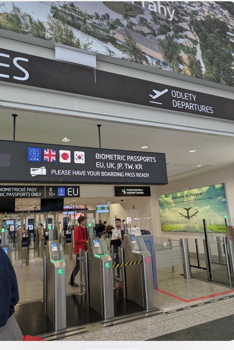 捷克自5月開放台灣、英國、日本與韓國旅客使用離境自動通關系統，當時布拉格哈維爾機場在離境看板上，將中華民國國旗與其他國家並列展示。然而，有台灣旅客2日反映，看板上代表台灣的國旗不見了。（台灣旅客提供）中央社記者劉郁葶布拉格傳真　115年7月3日