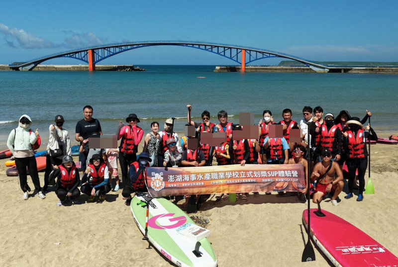 澎湖海事水產職校主辦的SUP立式划槳體驗營4日展開,大小民眾在酷暑下體驗最為透清涼,感受澎湖海域之美,同時讓民眾親近海洋、認識海洋,進而培養尊重與守護海洋的觀念。(澎湖海事水產職校提供)中央社 115年7月4日