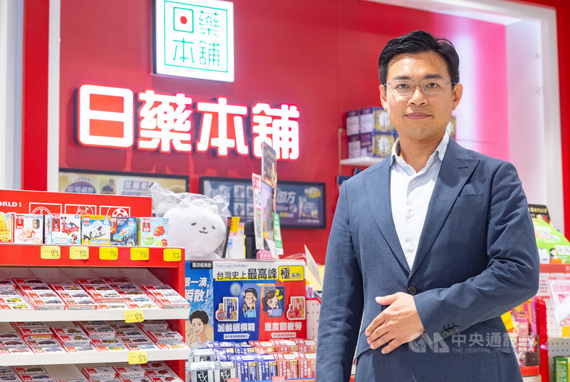 過往日藥本舖行銷工作由總部大腦指揮，董事長特助兼任品牌授權經理陳睿烽（圖）表示，公司預計在年底前將文案發想、圖像生成、合規、廣告發布4個機器人整合成共同平台，讓各門市員工也能參與創意發想工作，發送最精準的行銷文案。中央社記者趙世勳攝 115年7月4日