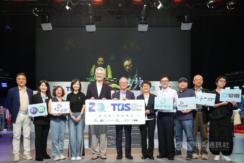 公廣集團20週年活動「我在電視台玩了一整天」記者會4日上午於台北舉行,文化部長李遠(中)、民進黨立委郭昱晴(左4)、客委會主委古秀妃(右5)、公廣集團董事長胡元輝(左5)一同等貴賓一同拿著手舉牌慶祝公廣集團20週年。中央社記者翁睿坤攝 115年7月4日