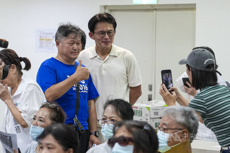 民眾黨主席黃國昌(左2)4日出席AI手機運用課程活動,會中與民眾一同合影。中央社記者鄭清元攝 115年7月4日