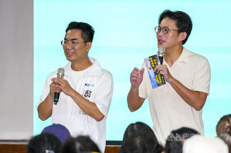 民眾黨主席黃國昌(右)4日出席AI手機運用課程,與課程講師國民黨立委賴士葆國會辦公室總顧問邸聖德(左)一同向現場學員致詞問候。中央社記者鄭清元攝 115年7月4日
