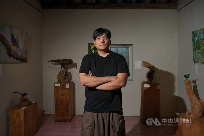 屏東木作藝術家潘辰皓（圖）從汽修行業轉投木藝領域，人生也宛如樸木蛻變。他的新個展「默見與樸」，結合木雕、攝影與詩作，映照出他的生命體悟。中央社記者黃郁菁攝　115年7月4日