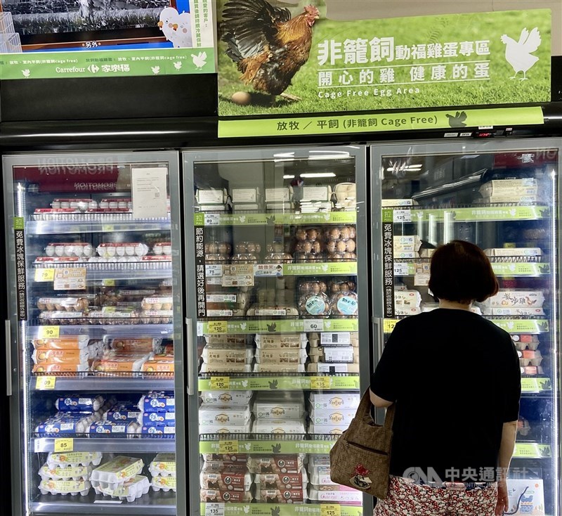圖為大賣場販售非籠飼雞蛋。（中央社檔案照片）