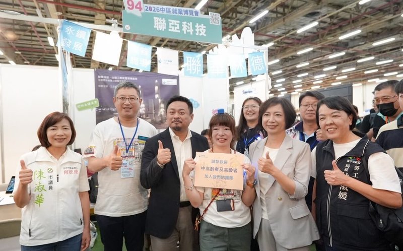 勞動部勞動力發展署中彰投分署4日在台中世貿中心舉辦「2026中區就業博覽會」，勞動部長洪申翰（前左3）、民進黨台中市長參選人何欣純（前右2）等人出席。（何欣純辦公室提供）中央社記者郝雪卿傳真　115年7月4日