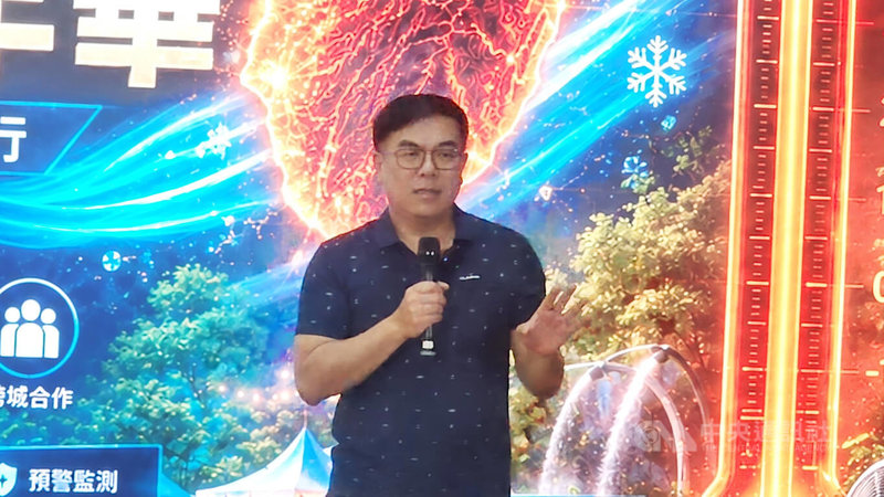 酷暑難耐，高雄、新北、台北近期陸續設置行人遮陽傘。環境部長彭啓明4日仍推薦種樹，他坦言都會區十字路口種樹有困難，設置遮陽傘雖是照顧民眾方法，但長期來看多種樹更好。中央社記者洪學廣攝　115年7月4日