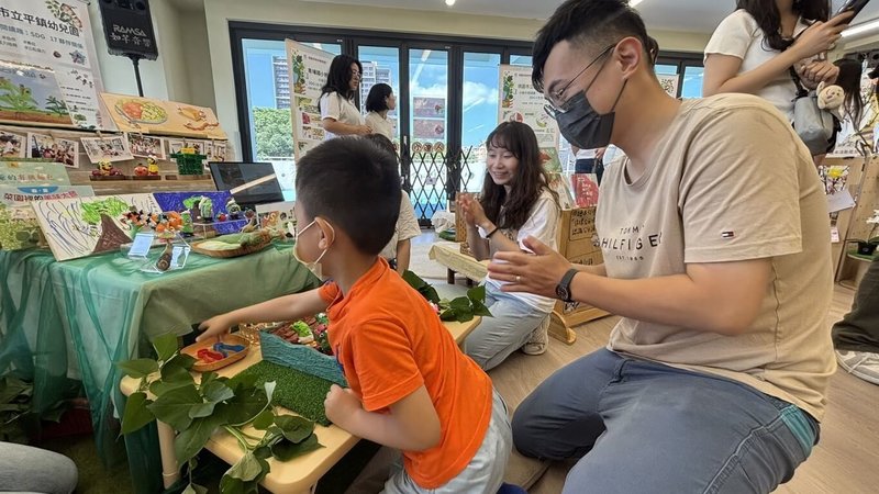 桃園市教育局為深化幼兒閱讀教育，推動幼兒園閱讀教育計畫，歷經1年專業培訓與跨園共學後，4日舉辦成果發表，將優質繪本的靜態閱讀轉化為跨領域動態探索活動。（桃園市教育局提供）中央社記者葉臻傳真　115年7月4日