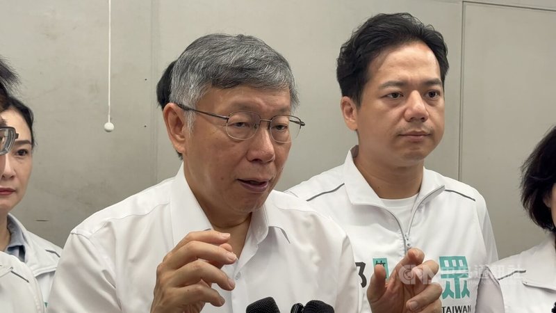 台灣民眾黨創黨主席柯文哲（前左）4日受訪說，2026選戰藍白合仍是主戰略，竹北市長選舉不是考慮個人，應與竹市、竹縣候選人形成安全「對戰組合」，藍白高層已有共識。中央社記者魯鋼駿攝 115年7月4日