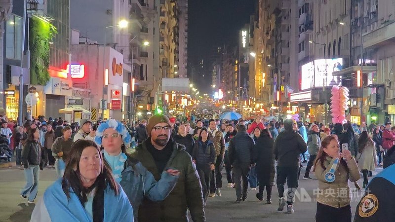 終場哨音響起後,球迷從布宜諾斯艾利斯各地陸續湧向著名景點方尖碑(Obelisco)周邊,往來車輛頻頻按響喇叭,共同慶祝阿根廷挺進16強。中央社記者黃韻如布宜諾斯艾利斯攝 115年7月4日