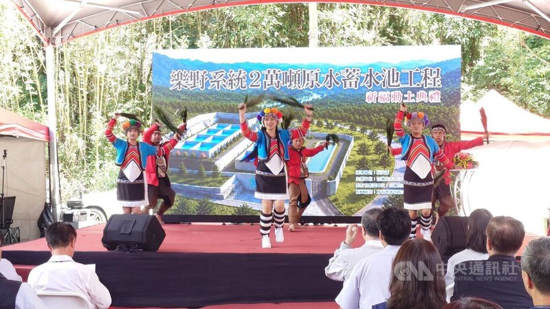 台水公司4日在嘉義縣阿里山鄉樂野村舉行「阿里山樂野系統2萬噸原水蓄水池工程祈福動土典禮」,並邀請鄒族原住民帶來歌舞演出。中央社記者蔡智明攝 115年7月4日