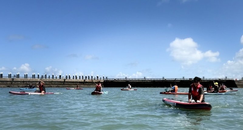 澎湖SUP立式划槳體驗營4日展開，讓民眾親近海洋、認識海洋，進而培養尊重與守護海洋的觀念。（澎湖海事水產職校提供）中央社   115年7月4日