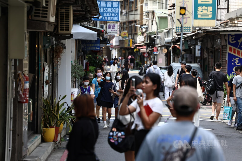 圖為台北市中山區赤峰街逛街人潮。（中央社檔案照片）