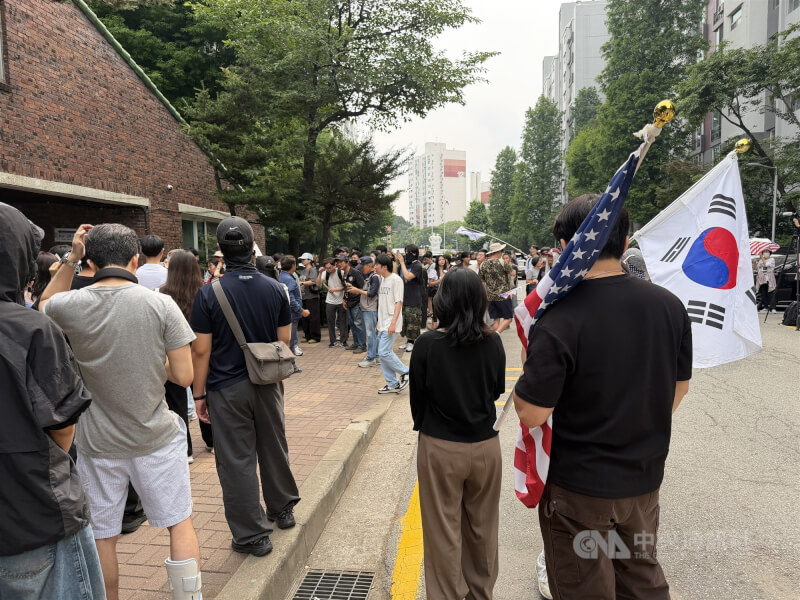 首爾市長選舉及韓國其他地方主要選舉發生選票不足爭議，引起民眾示威抗議。（中央社檔案照片）