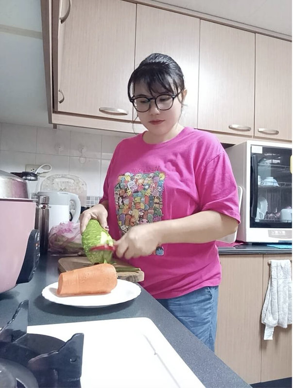 印尼移工阿雅來台從事看護工作,希望未來能申請永居台灣,圖為她為被照護者準備餐點。(阿雅提供)中央社記者吳欣紜傳真 115年7月4日