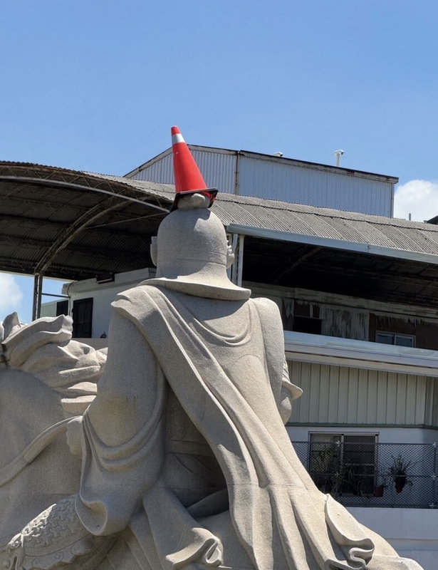 台南市中西區延平郡王祠庭園豎立的巨大鄭成功騎馬石像，4日上午被發現頭頂放了1個交通三角錐，管理人員獲報後立刻取下，警方也已展開調查。（台南市政府提供）中央社記者張榮祥台南傳真 115年7月4日
