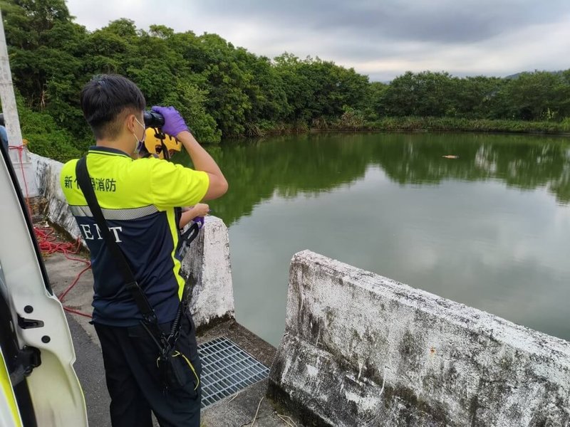 新竹縣關西鎮一處池塘4日被人發現一具浮屍，警消打撈上岸發現遺體只有軀幹，已明顯死亡，未送醫。警方從身上證件找到家屬，確認是3年前被報失蹤的李姓男子。（新竹縣政府消防局提供）中央社記者魯鋼駿傳真　115年7月5日