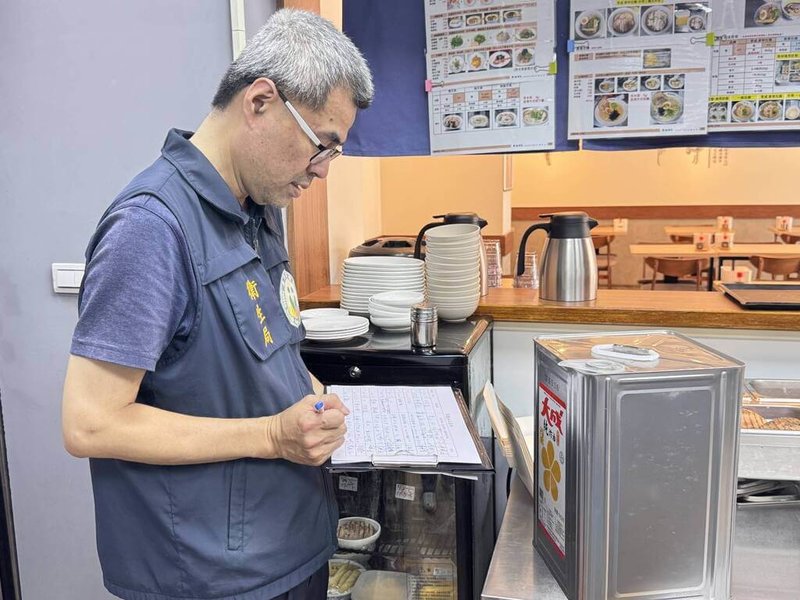 中聯油脂公司「大豆沙拉油」原料檢出致癌物苯駢芘超過法規限值，金門縣衛生局展開稽查，截至5日，合計稽查13家業者，共下架問題油品181件，並要求相關通路業者全面配合辦理回收作業。（金門縣政府衛生局提供）中央社記者張已亷傳真　115年7月5日