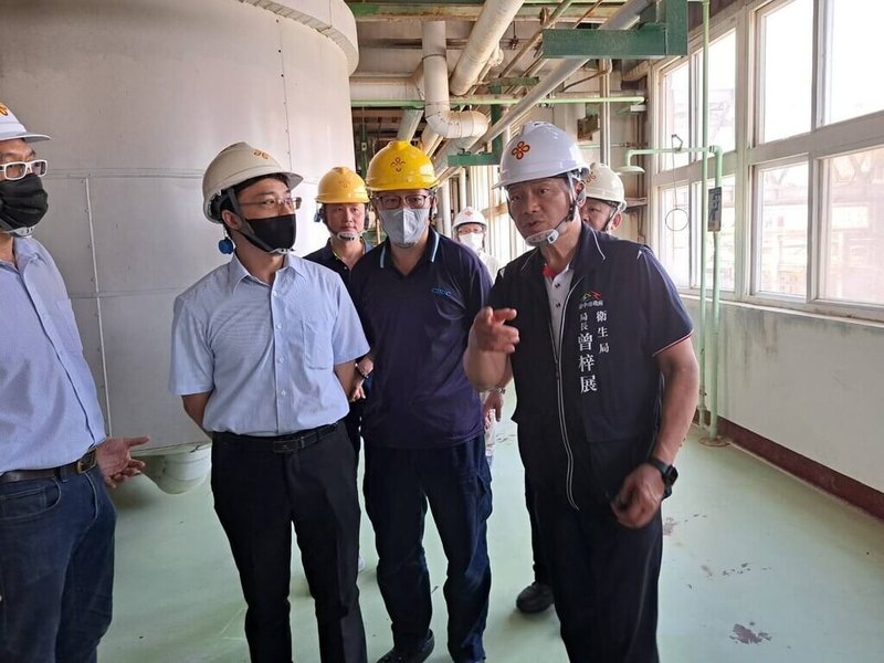 台中市衛生局5日二度稽查中聯油脂公司，由衛生局長曾梓展（前右1）帶隊偕同食品安全專家學者對原料、製程、品管及通報流程等資料進行查核。（中市府提供）中央社記者趙麗妍傳真　115年7月5日
