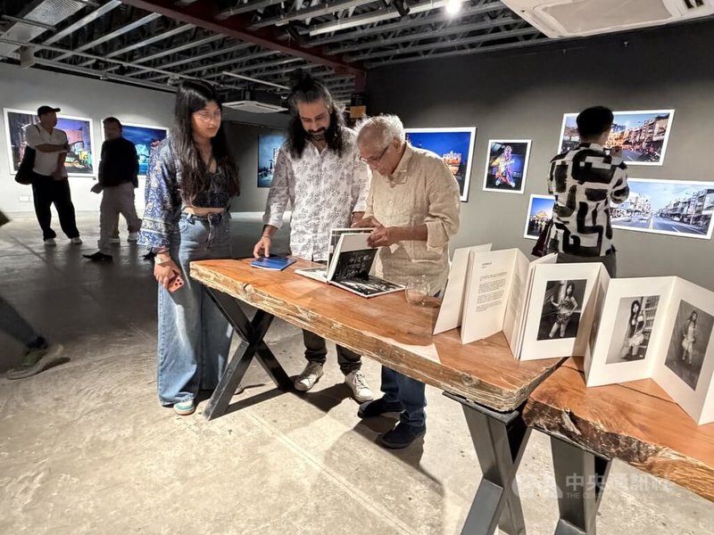 台灣攝影家沈昭良經典代表作STAGE系列作品,呈現台灣舞台車的炫麗,深深吸引印度民眾目光。中央社記者李晉緯新德里攝 115年7月5日