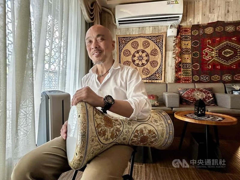 馬儁人接受中央社採訪時當場演繹一段「塔克辛」即興獨奏，並示範中東音樂200多種母節奏中的3種經典節奏。攝於115年5月。中央社記者施婉清台北攝　115年7月5日