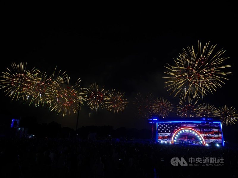 為慶祝美國建國250週年,近40分鐘的煙火秀5日凌晨在華府國家廣場登場。中央社記者侯姿瑩華盛頓攝 115年7月5日
