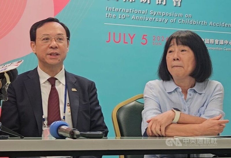 事後避孕藥擬納追蹤惹議，台灣女人連線常務理事黃淑英（右）5日出席活動時表示，讓避孕變得複雜，對女性來說，這並不合理，應該看見女性實際需求，而不是讓使用事後避孕藥附帶過多限制與流程。左為衛福部長石崇良。中央社記者陳婕翎攝　115年7月5日