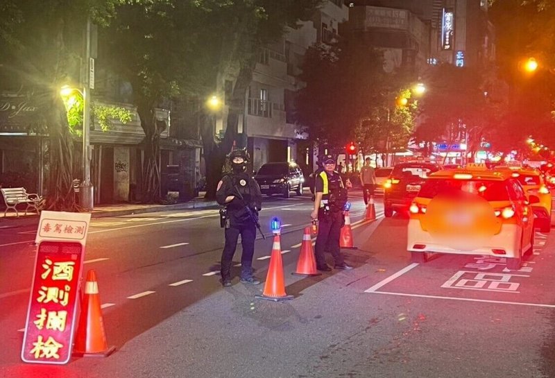 北市員警表示,喪屍煙彈以電子煙為施用載具,易隱藏、好攜帶,且不像愷他命會飄散濃厚塑膠味,導致警方在查緝時比取締酒駕更不容易。圖為警方攔檢毒駕。(警方提供)中央社記者劉建邦傳真 115年7月5日