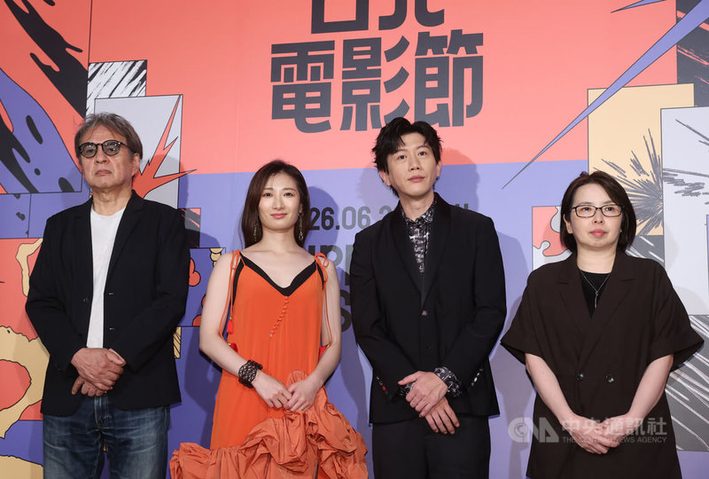 2026台北電影節持續展開，電影「香巴拉物語」劇組成員5日出席記者會，導演関根俊夫（左）、製片藤原環（右）、演員莫子儀（右2）、武田梨奈（左2）合影留念。中央社記者趙世勳攝　115年7月5日