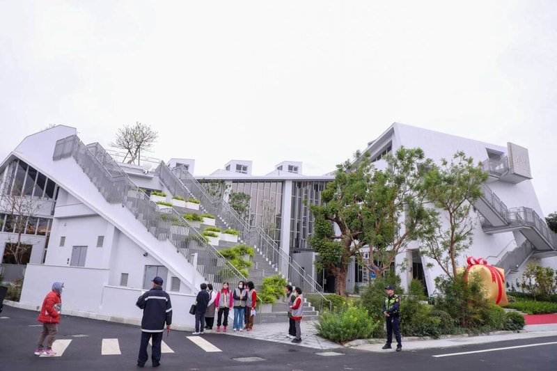 位於台中東勢區的許良宇圖書館以嶄新閱讀空間、多元館藏及智慧化服務，成為地方閱讀推廣與藝文交流重要平台。（台中市府提供）中央社記者趙麗妍傳真　115年7月5日