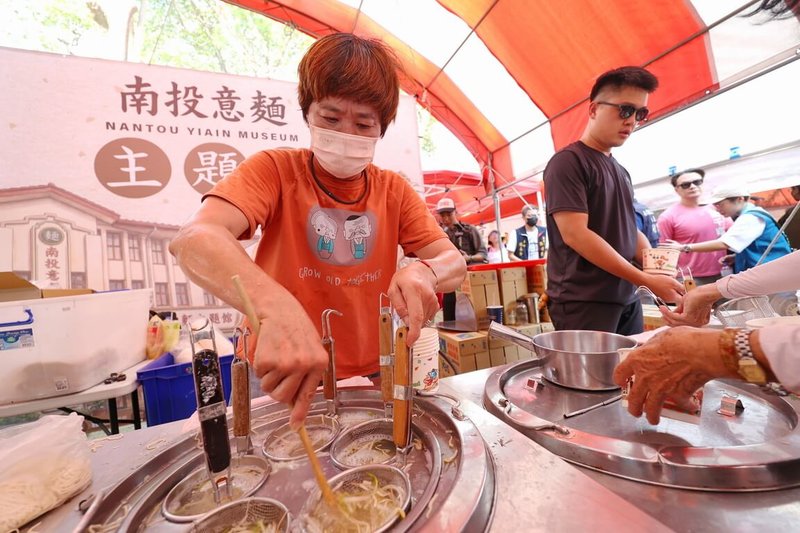 南投縣政府與南投市公所4日、5日在中山公園舉辦「2026南投意麵觀光嘉年華」，每日提供1000碗意麵讓民眾免費品嚐。（南投縣政府提供）中央社記者吳哲豪傳真　115年7月5日