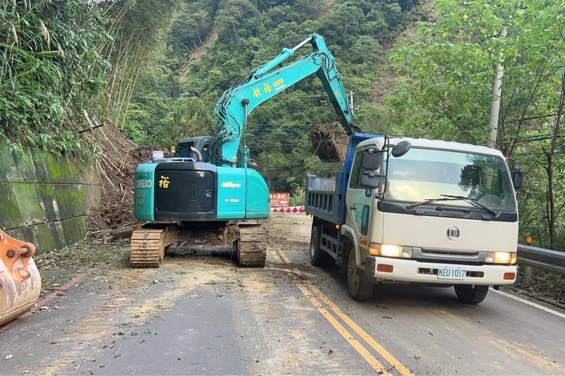 桃園市復興區桃112線4日下午發生土石流，造成霞雲里路段雙向交通中斷，養工處調派重機具進場清理，相關路段於4日晚間11時完成搶通，並恢復雙向通行。（桃園市政府養護工程處提供）中央社記者吳睿騏桃園傳真　115年7月5日