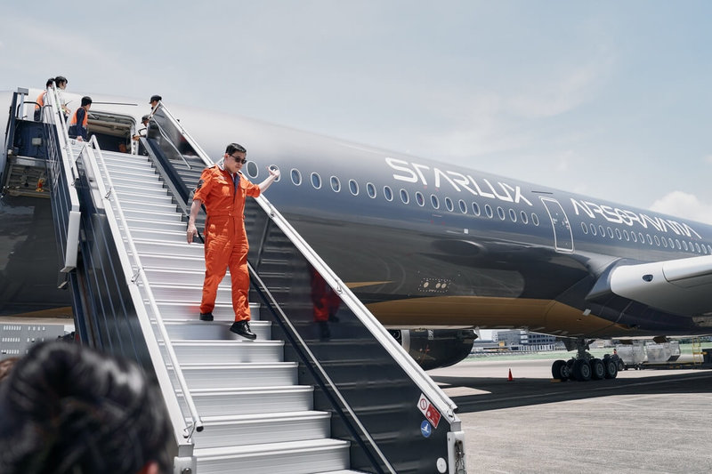 星宇航空首架特別塗裝機「空山銀」由董事長張國煒(前)親自駕機返台,班機於台灣時間5日上午11時38分抵達桃園國際機場。(星宇航空公司提供)中央社記者吳睿騏桃園機場傳真 115年7月5日