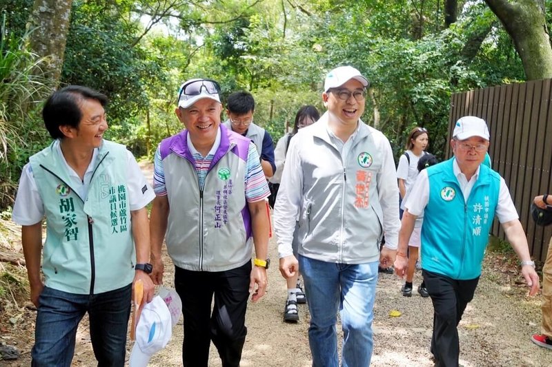 民進黨桃園市長參選人黃世杰（前排右2）5日出席蘆竹區「2026台灣百大行腳趣－羊稠步道甲蟲季」 10週年活動，他表示，自己成為父親3年多後，更能理解家長需求，已提出0至12歲兒童免健保費、強化托育等育兒政見。（民進黨桃園市長參選人黃世杰辦公室提供）中央社記者吳睿騏桃園傳真　115年7月5日