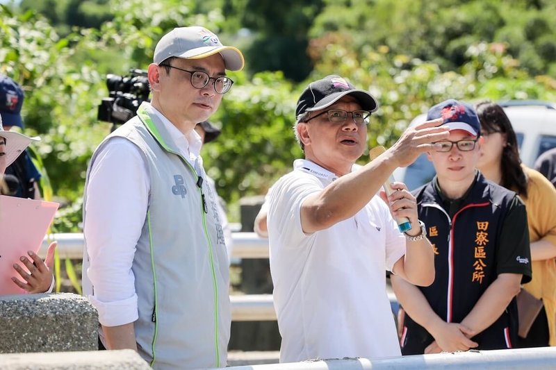 民進黨高雄市長參選人賴瑞隆(左1)5日會勘二仁溪,要求加強疏濬防治水患。(賴瑞隆競選辦公室提供)中央社記者蔡孟妤傳真 115年7月5日