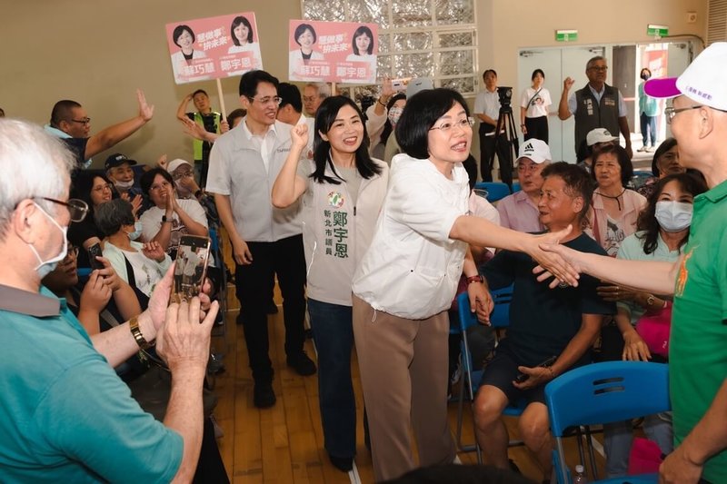 民進黨新北市長參選人蘇巧慧(前右2)5日到淡水參加黨籍市議員鄭宇恩(中)地方座談會,她表示,淡水人口快速成長,她會努力增設醫療園區,讓淡水鄉親能夠方便就醫。(蘇巧慧競辦提供)中央社記者王鴻國傳真 115年7月5日