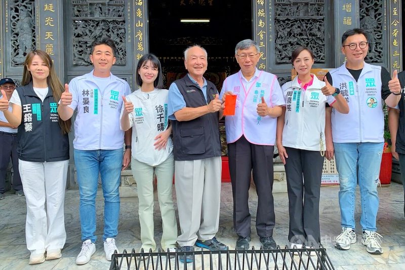 民眾黨創黨主席柯文哲（右3）5日前往桃園市龜山仁德宮參拜，並由民眾黨立委洪毓祥（右）與桃園市議員參選人周曉芸（右2）、林晏良（前左2）、徐千晴（前左3）等人陪同。中央社記者吳睿騏桃園攝　115年7月5日