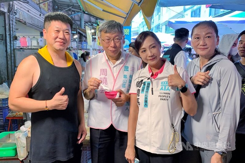 民眾黨創黨主席柯文哲(左2)5日前往桃園市龜山仁德宮參拜,陪同桃園市議員參選人周曉芸(右2)掃街拜票,並與熱情民眾合照。中央社記者吳睿騏桃園攝 115年7月5日