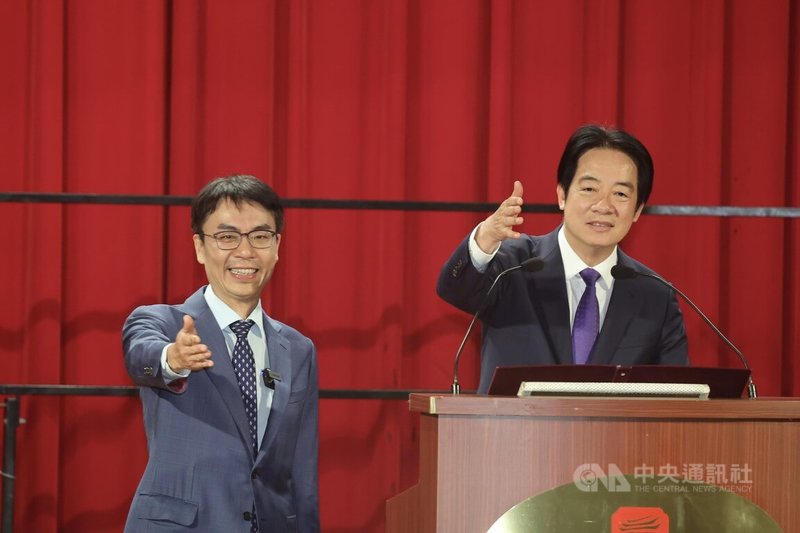中華民國牙醫師公會全國聯合會第16屆第1次會員代表大會5日下午在台北圓山大飯店舉行,總統賴清德(右)出席,力挺牙醫出身的民進黨南投縣長參選人温世政(左)。中央社記者王飛華攝 115年7月5日