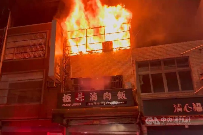 桃園市消防局5日表示，八德區介壽路1處4層樓住宅4日深夜發生火警，消防人員進行灌救，並在4樓救出已OHCA（到院前心肺功能停止）的林姓男子，送醫後仍宣告不治。（翻攝照片）中央社記者吳睿騏桃園傳真　115年7月5日