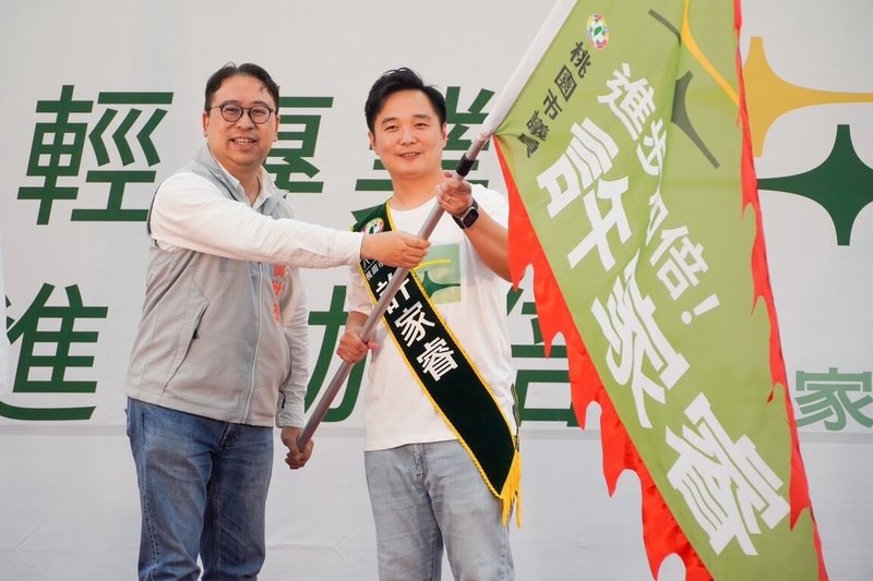民進黨桃園市長參選人黃世杰（左）5日前往蘆竹及八德區參與活動，他提出0至12歲兒童免健保費、強化托育等主張，並表示若當選市長，將推動羊稠步道升級及加速八德區捷運建設進度。（民進黨桃園市長參選人黃世杰辦公室提供）中央社記者吳睿騏桃園傳真　115年7月5日