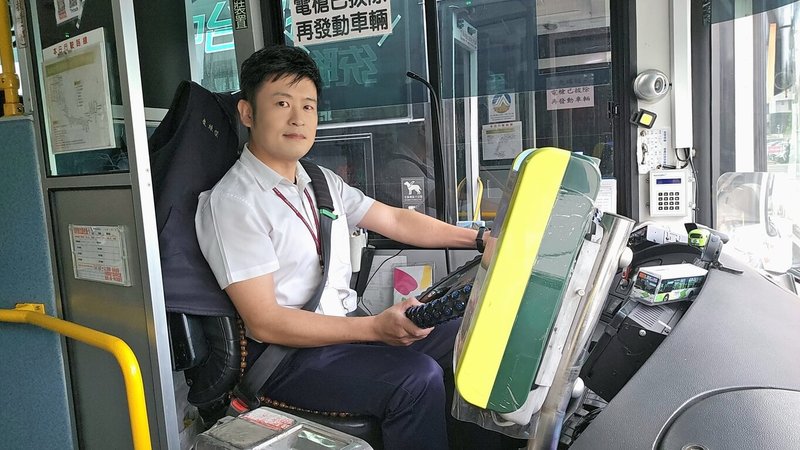 統聯客運駕駛康煉傑在車上拾獲高中生遺落的娃娃包，主動透過社群平台協尋失主，還協助修復娃娃包的吊掛扣環。（台中市府提供）中央社記者趙麗妍傳真　115年7月5日