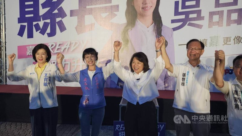無黨籍朴子市長吳品叡（左2）5日晚間宣布投入嘉義縣長選舉，國民黨立委王育敏（左1）、嘉義市長黃敏惠（右2）、民眾黨嘉義市長參選人張啓楷（右1）同台力挺。 中央社記者姜宜菁攝　115年7月5日