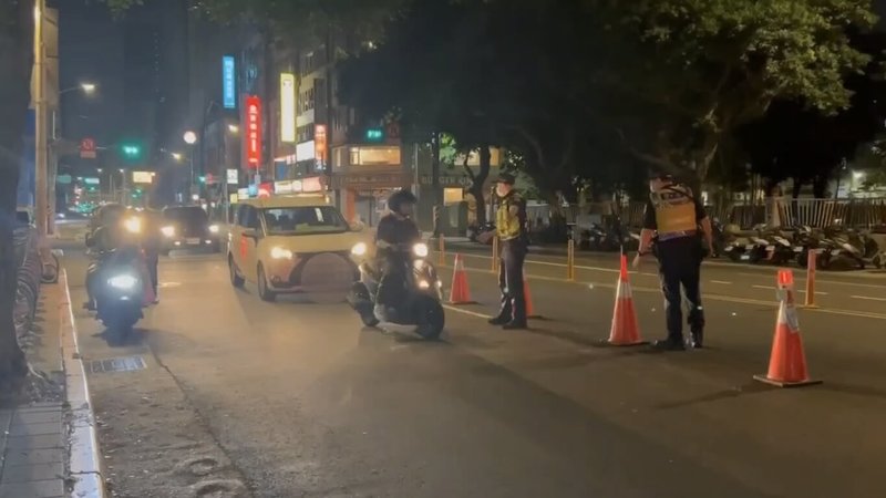 刑事局毒品查緝中心副大隊長鄭偉豪分析,毒駕查獲案件數增加,與警方運用新式執法工具「唾液毒品快篩試劑」有關。圖為警方查緝毒駕。(台北市警察局刑事警察大隊提供)中央社記者黃麗芸傳真 115年7月5日