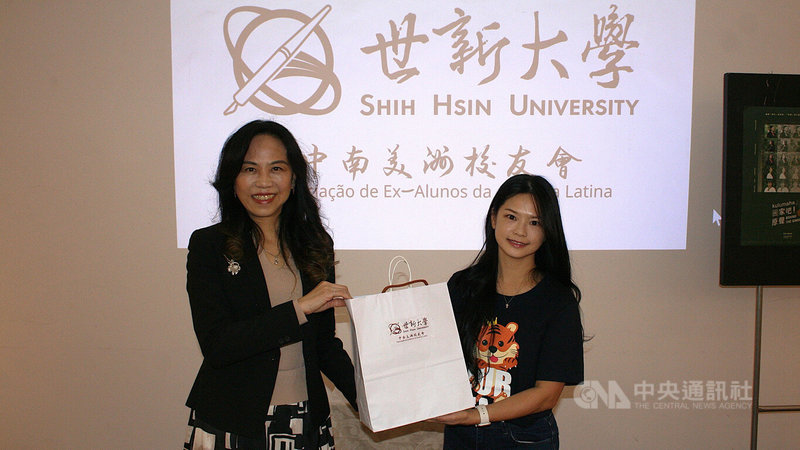 中南美洲世新校友會4日於聖保羅華僑文教服務中心舉行成立茶會,會長謝如欣(右)代表世新董事長周成虎致贈禮品予駐聖保羅台北經濟文化辦事處處長朱怡靜。中央社記者唐雅陵聖保羅攝 115年7月5日