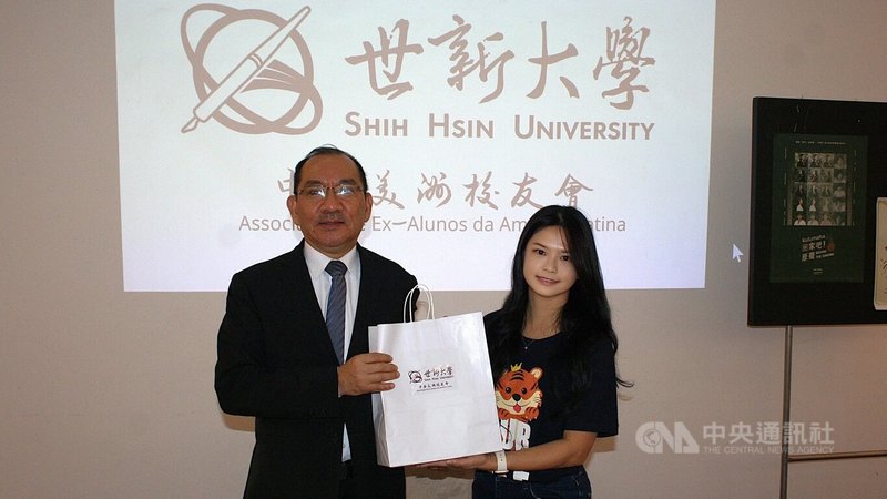 中南美洲世新校友會4日於聖保羅華僑文教服務中心舉行成立茶會,會長謝如欣(右)代表世新董事長周成虎致贈禮品予聖保羅僑教中心主任尤正才。中央社記者唐雅陵聖保羅攝 115年7月5日
