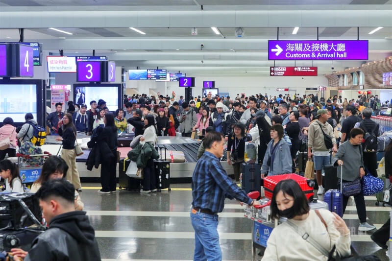 暑假出國旅遊旺季，移民署表示，去年有542名旅客違規攜帶非洲豬瘟疫區豬肉製品入境遭罰20萬元。（中央社檔案照片）